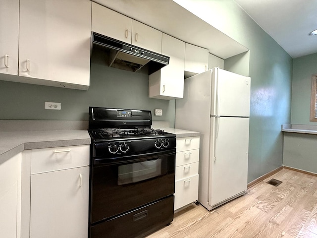 727 S Ashland Ave Unit C, Chicago, IL 60607 - kitchen featuring gas stove, under cabinet range hood, light wood-style floors, freestanding refrigerator, and light countertops