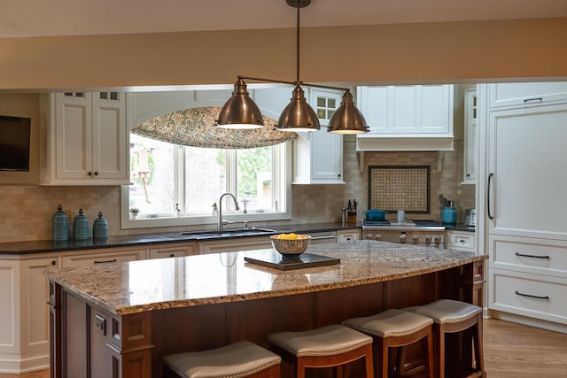10348 Woburn Ct, Orland Park, IL 60462 - kitchen with a sink, a kitchen island, a breakfast bar, and tasteful backsplash