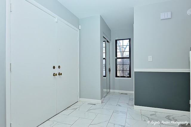 638 Dordan Ct, Gurnee, IL 60031 - entrance foyer featuring light marble finish floors and baseboards