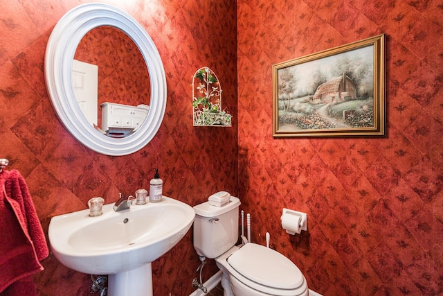 601 Pheasant Trl, Saint Charles, IL 60174 - bathroom with toilet, wallpapered walls, a sink, and baseboards