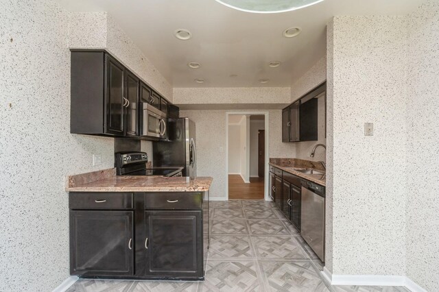 3950 Dundee Rd Unit 101, Northbrook, IL 60062 - kitchen with appliances with stainless steel finishes, a sink, light countertops, baseboards, and recessed lighting
