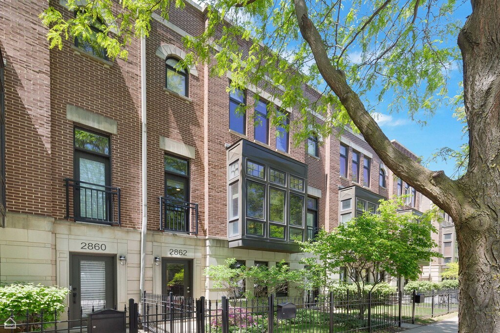 2862 N Paulina St, Chicago, IL 60657 - photo 1