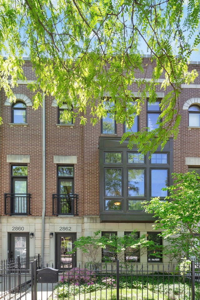 2862 N Paulina St, Chicago, IL 60657 - view of building exterior featuring a fenced front yard