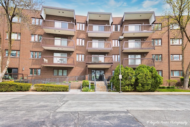 300 E Dundee Rd Unit 402, Buffalo Grove, IL 60089 - view of apartment building / complex with uncovered parking