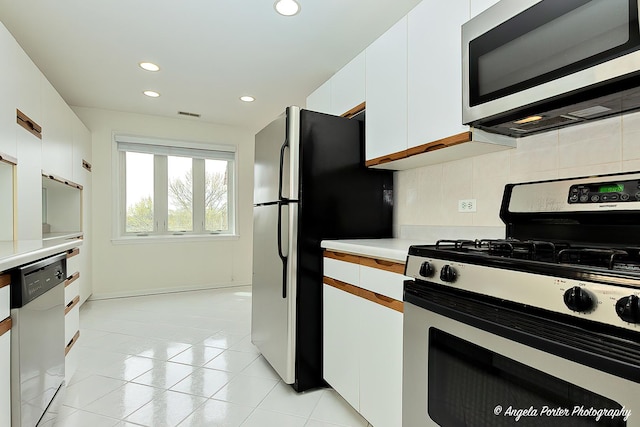 300 E Dundee Rd Unit 402, Buffalo Grove, IL 60089 - kitchen featuring stainless steel appliances, light countertops, white cabinetry, backsplash, and recessed lighting