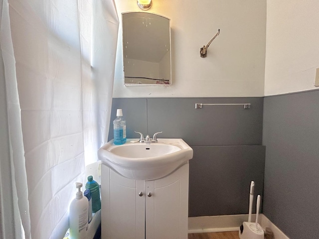 252 Jefferson Ave, Elgin, IL 60120 - bathroom featuring vanity