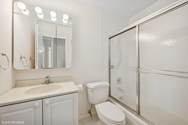 1850 N Clark St Unit 402, Chicago, IL 60614 - bathroom with toilet, vanity, bath / shower combo with glass door, baseboards, and tile patterned floors