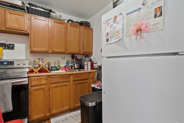 7337 S S Shore Dr Unit 712, Chicago, IL 60649 - kitchen with freestanding refrigerator, stainless steel electric range oven, and light countertops