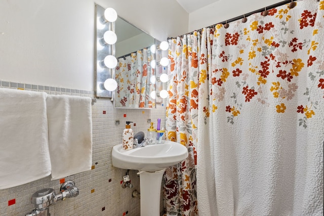 7337 S S Shore Dr Unit 712, Chicago, IL 60649 - full bathroom featuring tile walls and a shower with curtain