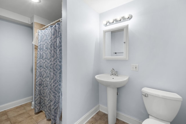11725 Cooper Way, Orland Park, IL 60467 - full bath with toilet, baseboards, curtained shower, and a sink
