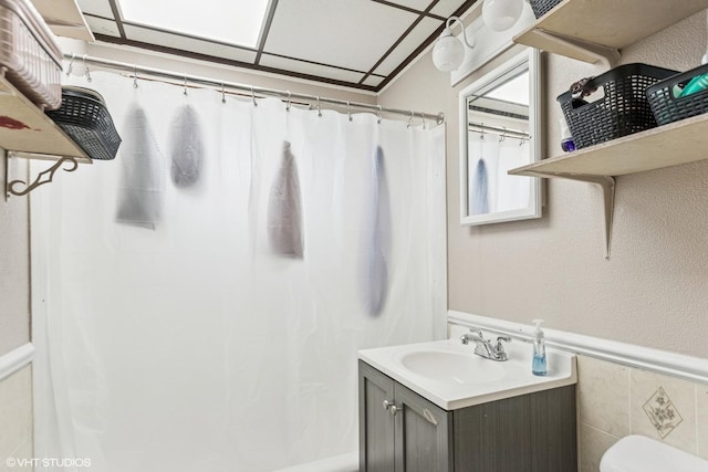 521 Montrose Dr, Romeoville, IL 60446 - full bathroom with a wainscoted wall, vanity, and toilet