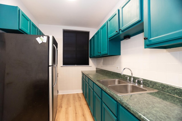 932 W Sunnyside Ave Unit 1C, Chicago, IL 60640 - kitchen featuring freestanding refrigerator, a sink, light wood-style flooring, dark countertops, and tasteful backsplash