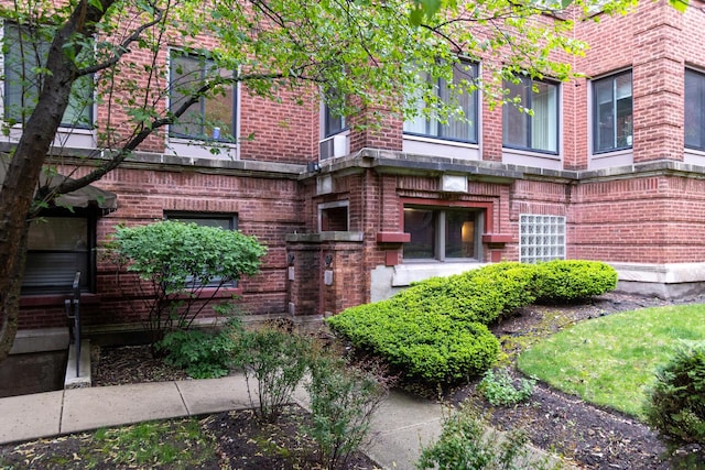 932 W Sunnyside Ave Unit 1C, Chicago, IL 60640 - doorway to property featuring brick siding