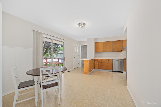314 Oak Ave, Westmont, IL 60559 - dining area with baseboards