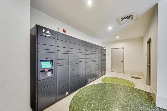 123 S Green St Unit 1101B, Chicago, IL 60607 - surrounding community with a package area and recessed lighting