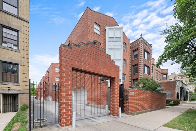 5510 S Cornell Ave Unit E, Chicago, IL 60637 - view of building exterior with a fenced front yard