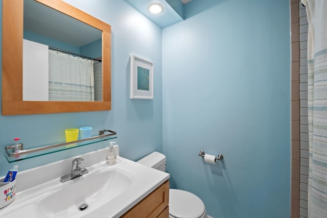5510 S Cornell Ave Unit E, Chicago, IL 60637 - bathroom featuring toilet, vanity, and a shower with shower curtain