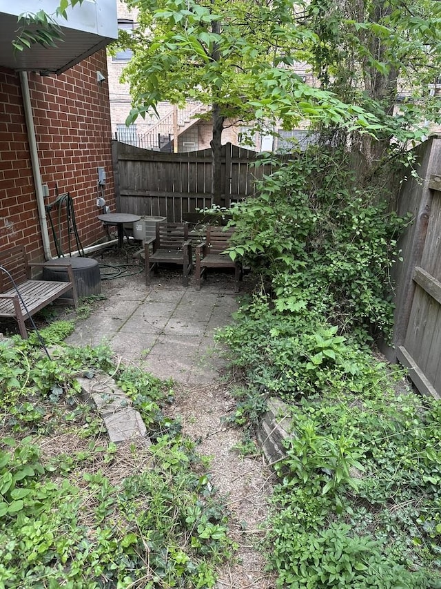 5510 S Cornell Ave Unit E, Chicago, IL 60637 - fenced backyard with a patio area