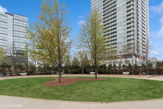 660 W Wayman St Unit 701, Chicago, IL 60661 - surrounding community featuring a yard