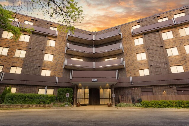 850 Wellington Ave Unit 515, Elk Grove Village, IL 60007 - property at dusk with a view of apartment building / complex