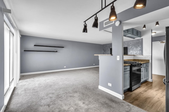 850 Wellington Ave Unit 515, Elk Grove Village, IL 60007 - kitchen with gas range, tasteful backsplash, baseboards, carpet flooring, and gray cabinetry