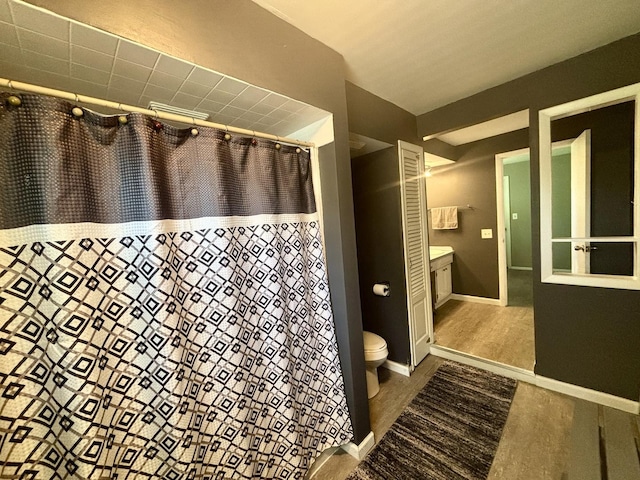 418 Starr St, Belvidere, IL 61008 - full bath with toilet, a shower with curtain, vanity, and baseboards