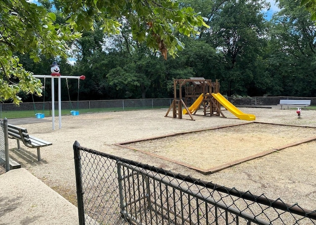 430 Walnut Ave Unit 2201, Lisle, IL 60532 - community play area featuring view of scattered trees