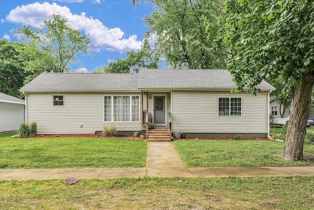 318 W Market St, Farmer City, IL 61842 - single story home with a front lawn and roof with shingles