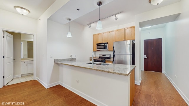1400 S Michigan Ave Unit 1211, Chicago, IL 60605 - kitchen with stainless steel appliances, light wood-style flooring, a sink, a peninsula, and light brown cabinets