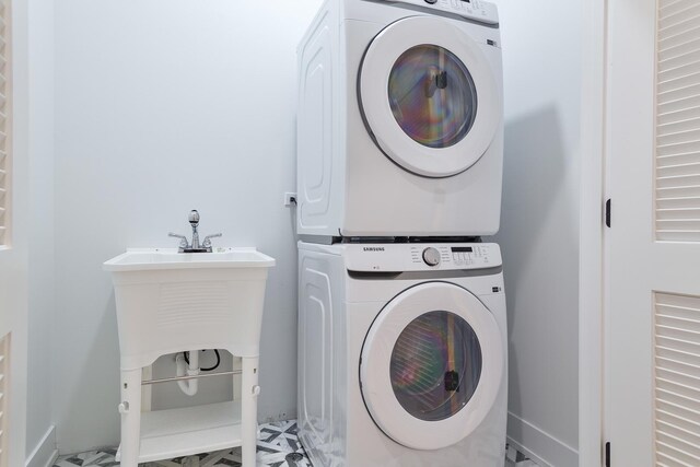 2417 W Walton St Unit 3, Chicago, IL 60622 - laundry room with stacked washer and clothes dryer and baseboards