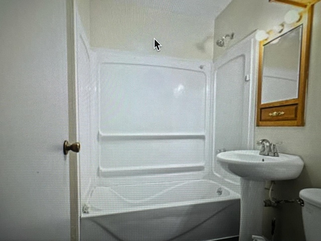 312 N Longwood St Unit 312, Rockford, IL 61107 - full bathroom featuring shower / washtub combination and toilet