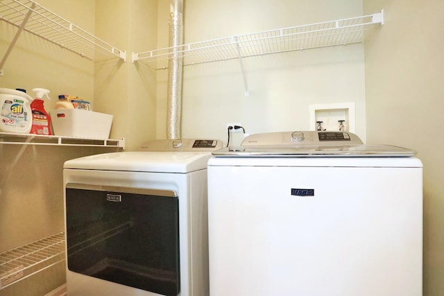 1437 Sturgeon Bay Ct, Schaumburg, IL 60173 - laundry room featuring washing machine and dryer