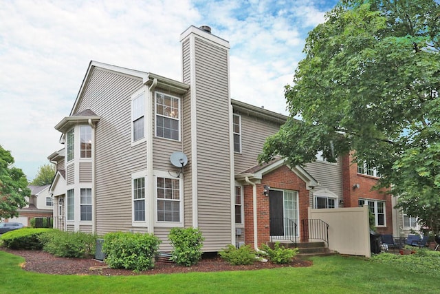 1437 Sturgeon Bay Ct, Schaumburg, IL 60173 - rear view of property featuring a chimney and a lawn