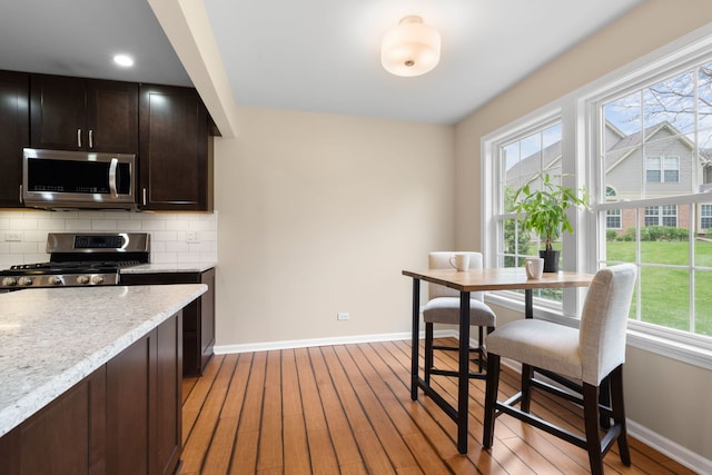 538 Pembrook Ct S, Crystal Lake, IL 60014 - kitchen featuring stainless steel appliances, baseboards, plenty of natural light, and recessed lighting