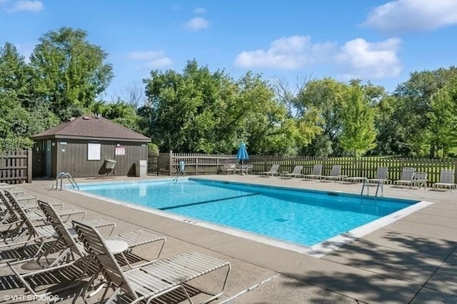 1771 Mission Hills Rd Unit 412, Northbrook, IL 60062 - community pool with view of wooded area and a patio