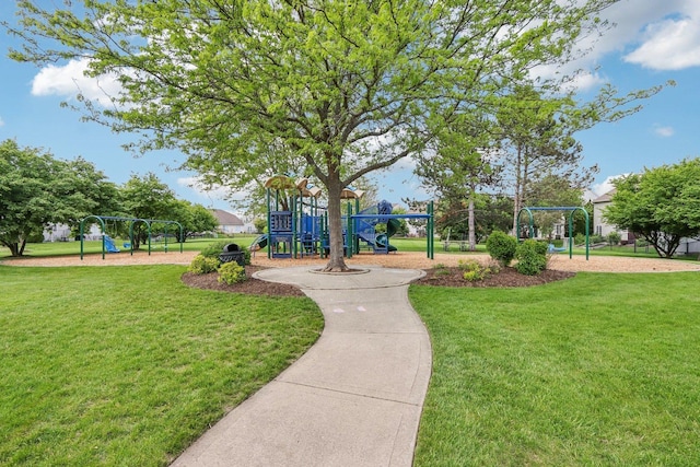 5 Crimson Ct, Lake In The Hills, IL 60156 - surrounding community featuring a yard
