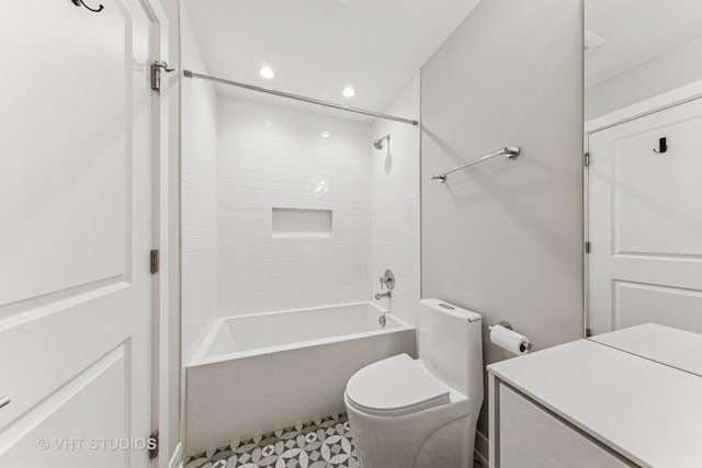 3125 S Giles Ave, Chicago, IL 60616 - full bath with toilet, washtub / shower combination, and recessed lighting