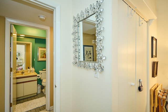 202 Country Ln Unit 202, Des Plaines, IL 60016 - hallway featuring a sink and light tile patterned floors
