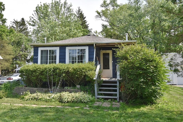 717 Carlisle Rd, Batavia, IL 60510 - bungalow-style house featuring a front lawn