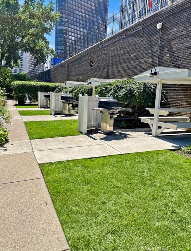5455 N Sheridan Rd Unit 2206, Chicago, IL 60640 - view of home's community with a lawn