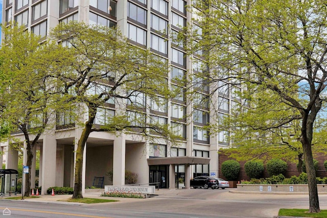 5455 N Sheridan Rd Unit 2206, Chicago, IL 60640 - view of building exterior