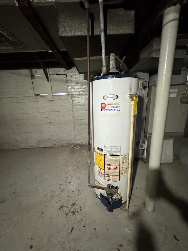 10035 S Yates Blvd, Chicago, IL 60617 - utilities featuring gas water heater