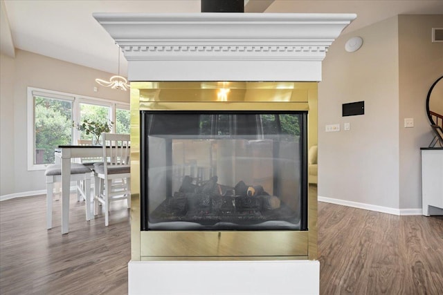 670 Leslie Ct, Carol Stream, IL 60188 - detailed view of wood finished floors, baseboards, a smoke detector, and a chandelier