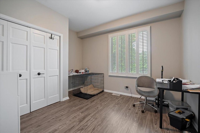 670 Leslie Ct, Carol Stream, IL 60188 - home office with wood finished floors and baseboards