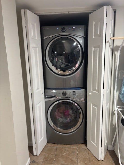3641 W 120th Pl, Alsip, IL 60803 - laundry area with stacked washing machine and dryer and baseboards