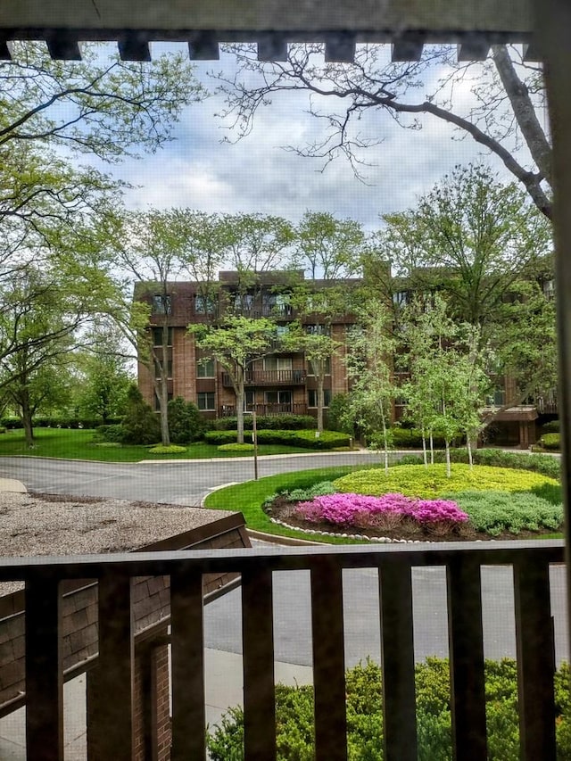 1175 Lake Cook Rd Unit 201W, Northbrook, IL 60062 - view of yard