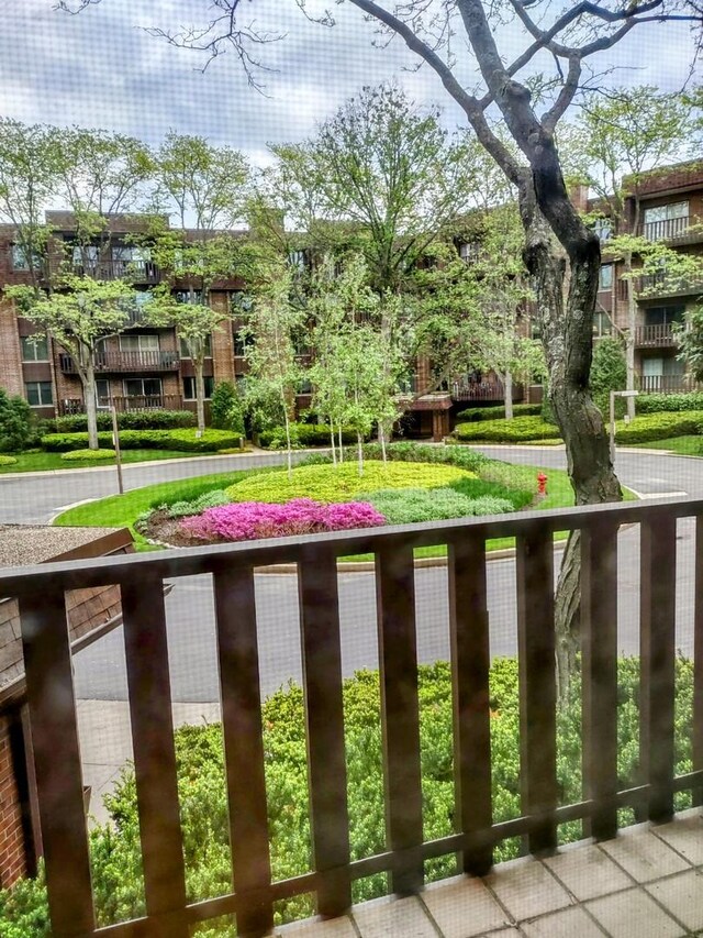 1175 Lake Cook Rd Unit 201W, Northbrook, IL 60062 - view of yard