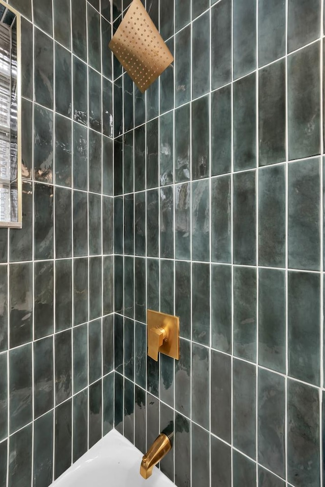 7535 S Aberdeen St, Chicago, IL 60620 - view of full bathroom