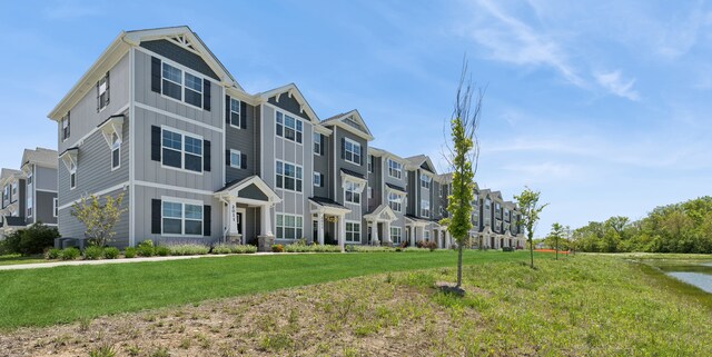 2011 Sequoia Ave, Mundelein, IL 60060 - view of building exterior featuring a residential view