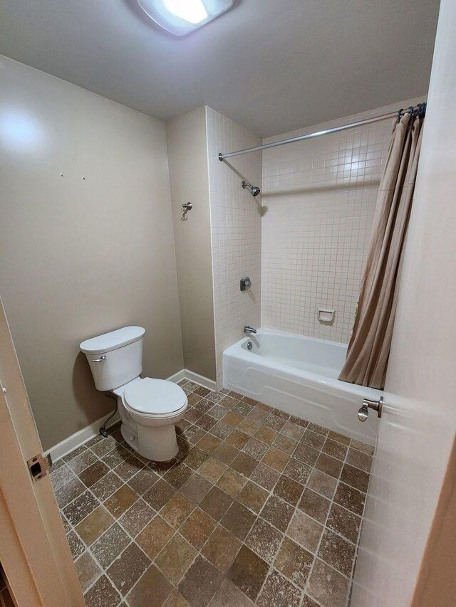 680 N Lake Shore Dr Unit 716, Chicago, IL 60611 - bathroom featuring shower / bathtub combination with curtain, toilet, and baseboards